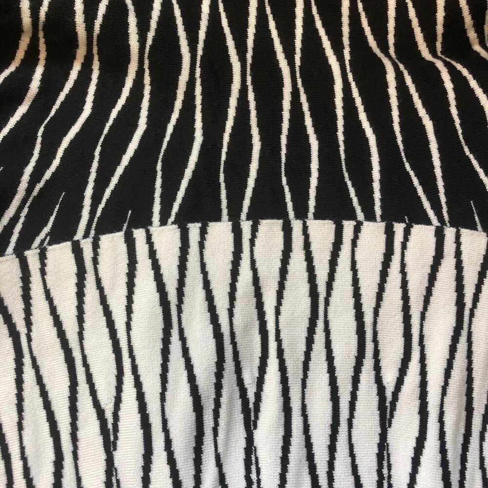 Context Lord & Taylor black white geometric design knit short skirt size Medium - Picture 4 of 5